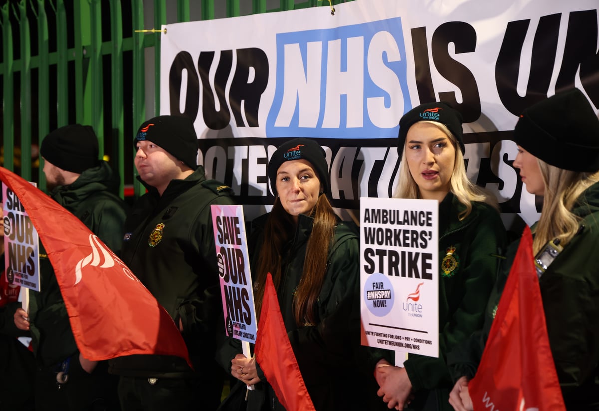 Pemogokan pekerja ambulans: NHS memperingatkan keselamatan pasien ‘tidak dapat dijamin’ saat paramedis melakukan pemogokan massal