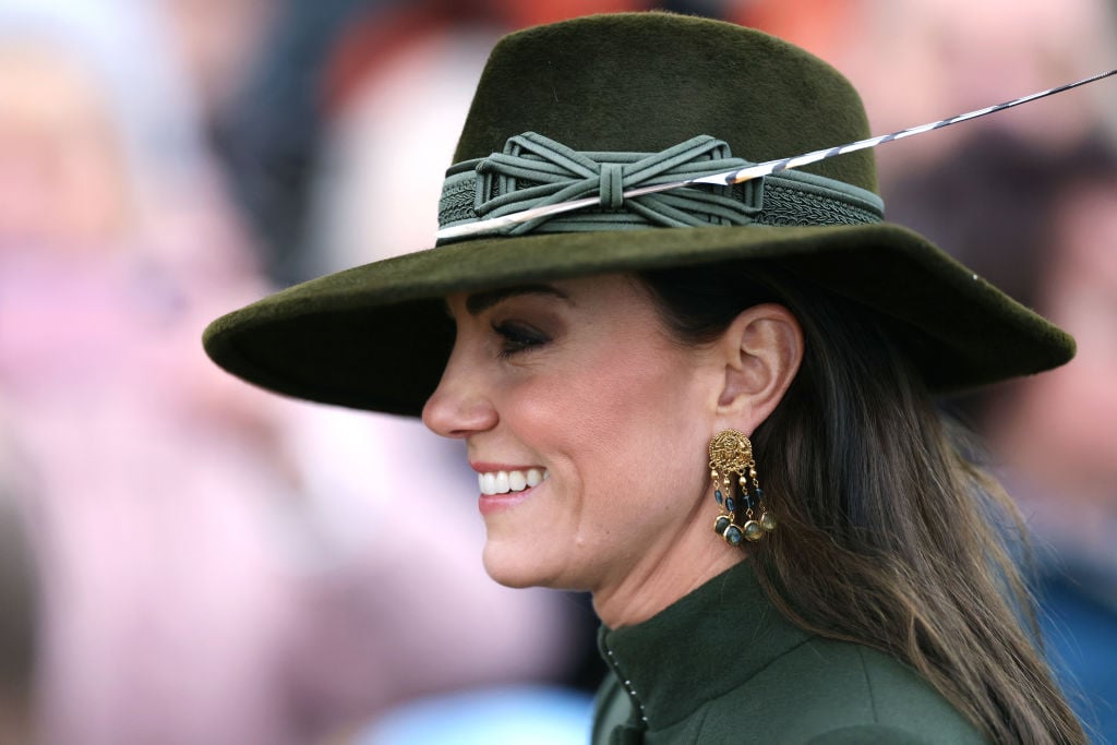 Hadiah Pangeran William untuk Kate Middleton – anting-anting Sézane seharga £100 yang dikenakannya pada hari Natal dan di mana membelinya