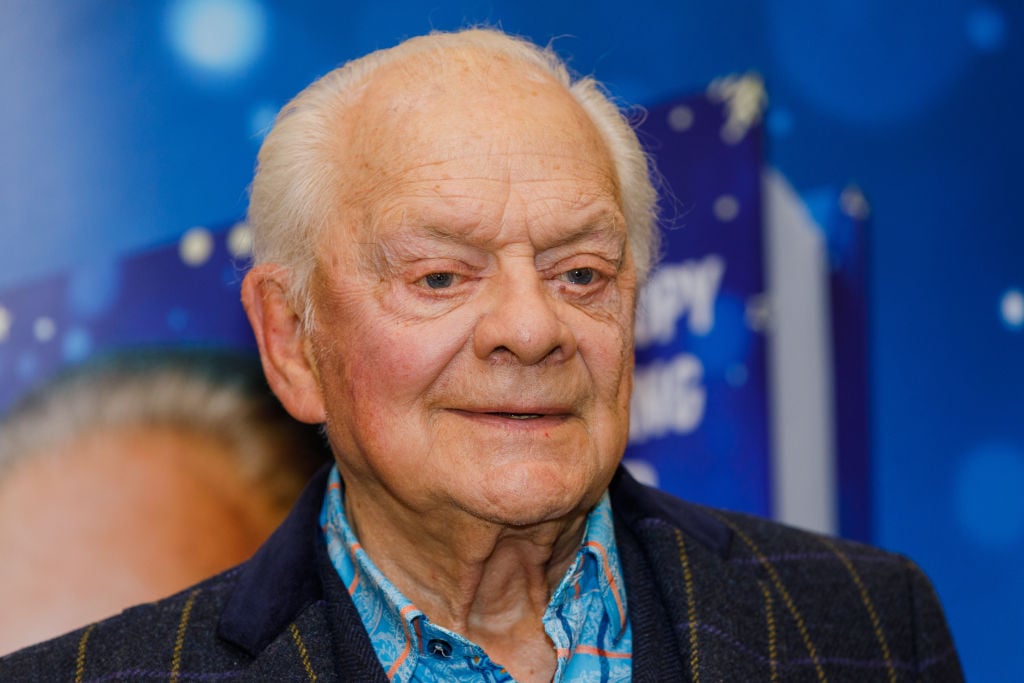 Masih Buka Sepanjang Jam: Kebangkitan komedi situasi yang dibintangi oleh Sir David Jason ‘dipecat’ oleh BBC setelah 6 seri