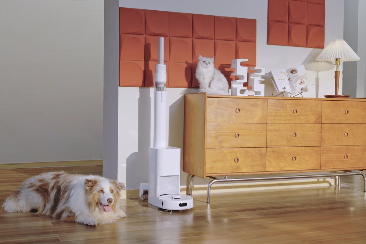 Save £300 on this robot vacuum with built-in handheld – and it actually works