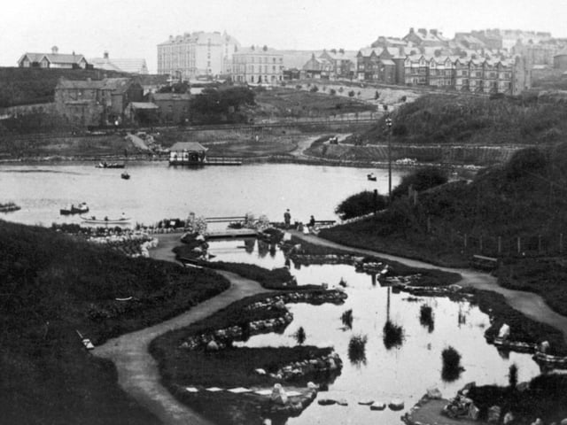 The area in the foreground was transformed in 1924 to become a landscaped, woodland walk. Peasholm Beck fills the lily pond, and entered a children's paddling and boating pool before finally dropping into the lake.