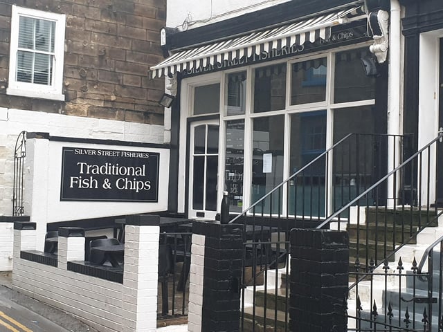 A reviewer said:
Really excellent fish and chips. Couldnt fault it. Portion sizes were good. Big flaky pieces of cod and not overly greasy. Yum!