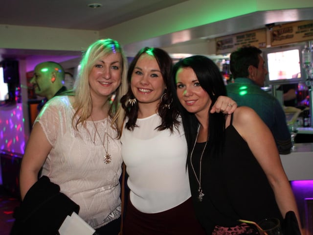Alisa, Kelly and Lauren catching up in Snowy's.