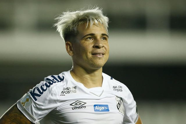 Santos midfielder Yeferson Soteldo, linked with Everton in January, dreams of playing for Manchester United and would be willing to sign a lifetime contract with the club. (Gazeta Esportiva)