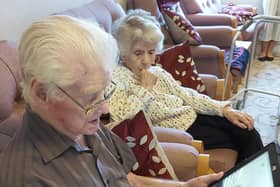 Les Kelly, 100, and Doris Kelly, 99, using an iPad to speak to their daughter.