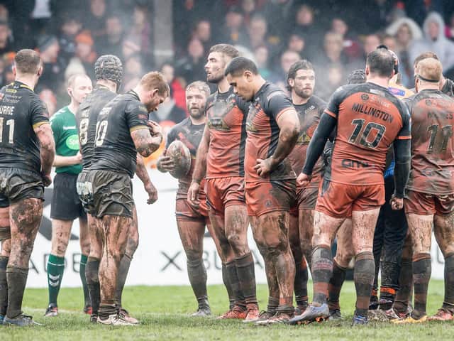 Castleford Tigers and Warrington Wolves players prepare to scrum down in 2018. (Allan McKenzie/SWpix.com)