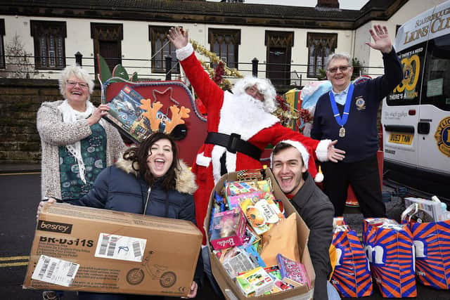 Courtney Richardsonand Joe Maw deliver gifts to the Rainbow Centre,pictured with Trish Kinsella of the Rainbow Centre assisted by Santa and Lions
President Rob Hunter
