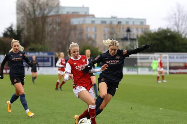 Beth Mead battles with a Manchester City defender during Arsenal's 2-1 WSL defeat. Photo by Richard Heathcote/Getty Images