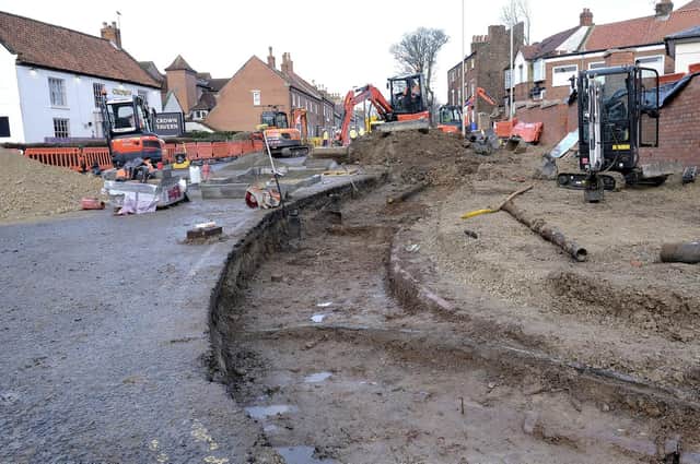 Roadworks at the “Crown Tavern roundabout”, with Scalby Road shut.