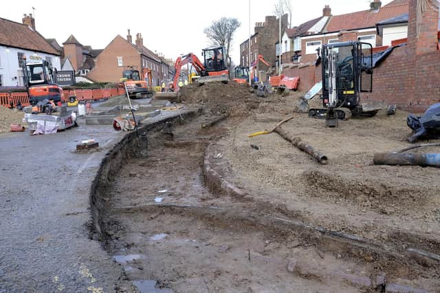 Roadworks at the "Crown Tavern roundabout", with Scalby Road shut.