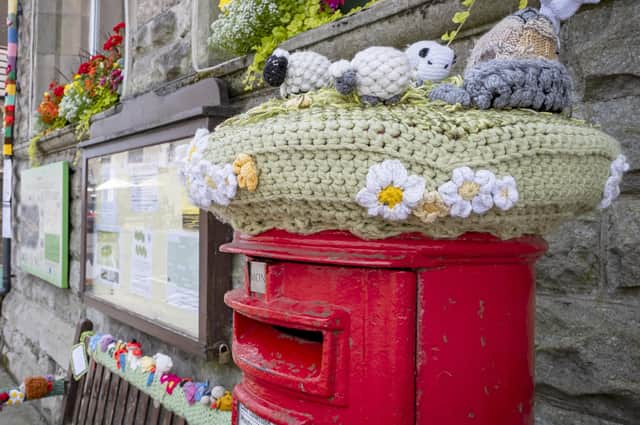 The street trails team would like to yarnbomb pillar boxes for the jubilee.