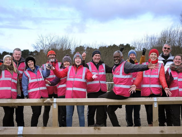 Volunteers, marshals and organisers cheer at North Yorkshire Water Park parkrun
Photo by Richard Ponter
