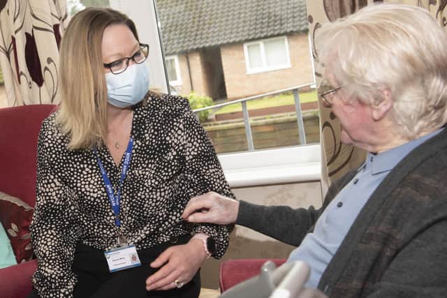 Sharon Moss, one of North Yorkshire’s registered care home managers, shares
precious time with a resident during the Covid-19 pandemic.