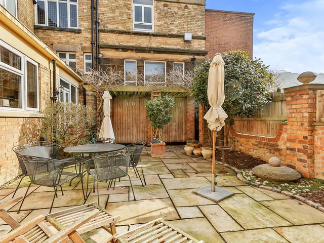 Front of the house space for ejoying the sun or entertaining.