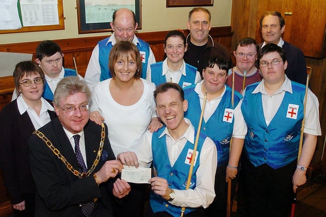 Bridlington Mayor Richard Harrap presents a £500 cheque from the town council to the Bridlington Special Pool Support Group’s captain David Pilmoor at The Seabirds pub on Fortyfoot in 2005. Photo by Paul Atkinson. (PA0504-12a)