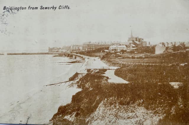 This postcard, dated 1917, features a scene from between 1888 and 1912.