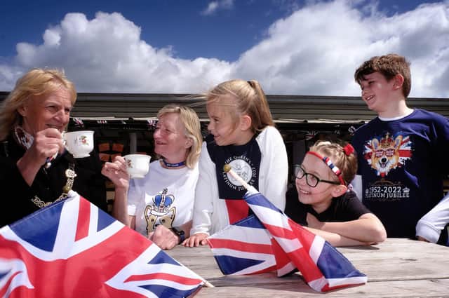 Jubilee celebrations at Wheatcroft School -Deputy Mayor Helen Mallory with Head Teacher Jenny Hartley , Willow, Olivia and Finlay