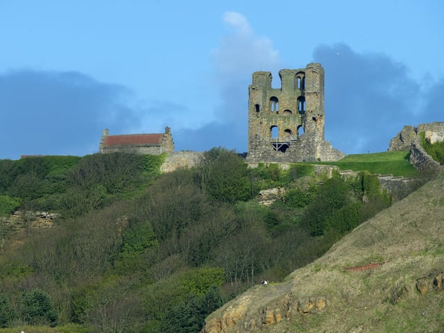 The headless ghost of Piers Gaveston, Earl of Cornwall, and Edward II’s close friend, is reputed to haunt it. When the country was threatened by Civil War, Piers
and his close friend King Edward II fled to Scarborough.
He was captured at the castle by the earls of Pembroke and Warwick when the King escaped to York. After begging for a fair trial in London, Piers was dragged past a jeering crowd and beheaded in Warwick. It’s said that his bitterness has led him to terrorise the living ever since.