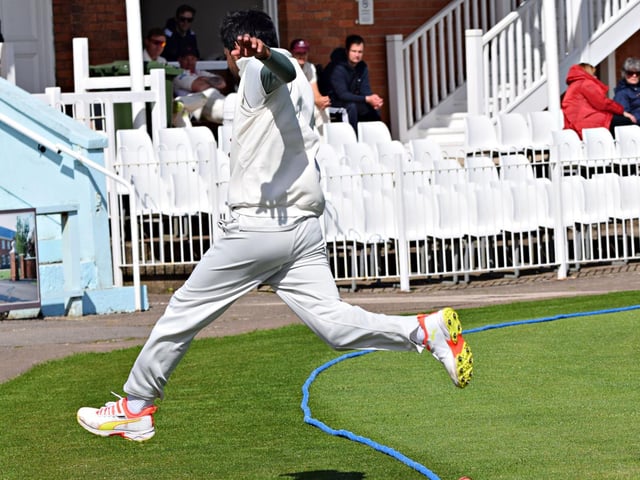 Zain Maqsood fails to save a boundary despite a great effort