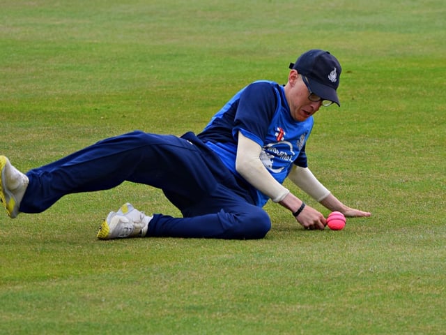 Scarborough CC's Cameron Cooper fielding