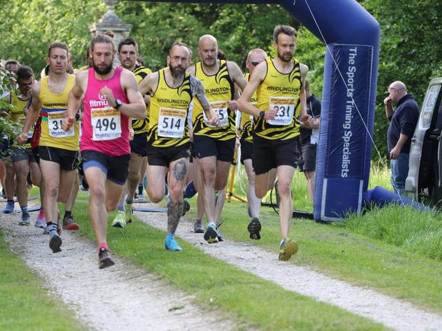 The early stages of the Sledmere Sunset Trail 10k race