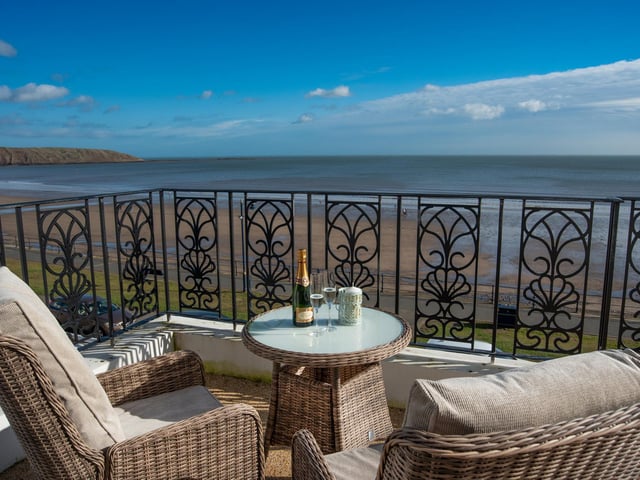 The apartment terrace gives the option of meals or drinks outside, looking over the sea and beach, as often as you choose.