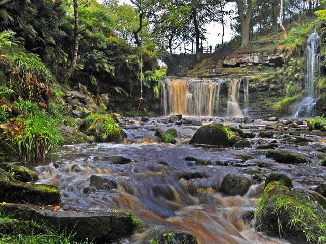 Located to the north of Hebden Bridge, there is a pretty packhorse bridge above the falls. Take care accessing the lower falls as it can be slippery. The site is also popular for wild swimming.