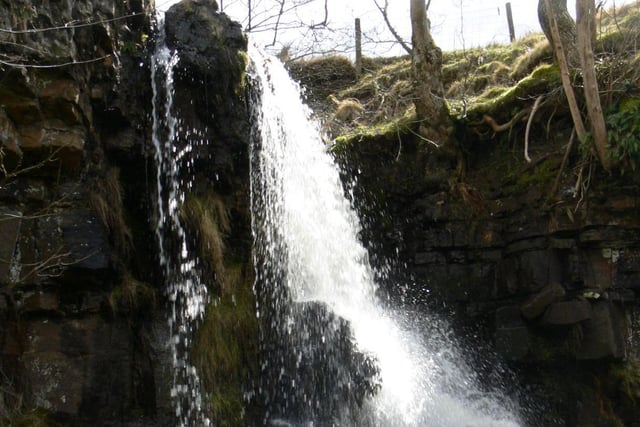 Kisdon Force is among several River Swale waterfalls around Keld area, others being East Gill Force, Catrake Force and Wain Wath Force.
The waterfall is a short detour from the Pennine Way.