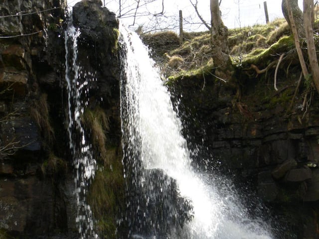 Kisdon Force is among several River Swale waterfalls around Keld area, others being East Gill Force, Catrake Force and Wain Wath Force.
The waterfall is a short detour from the Pennine Way.