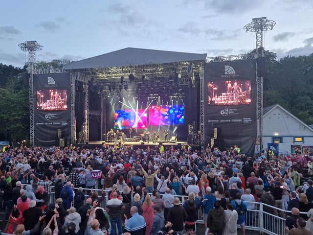 The crowd found a space and danced in it