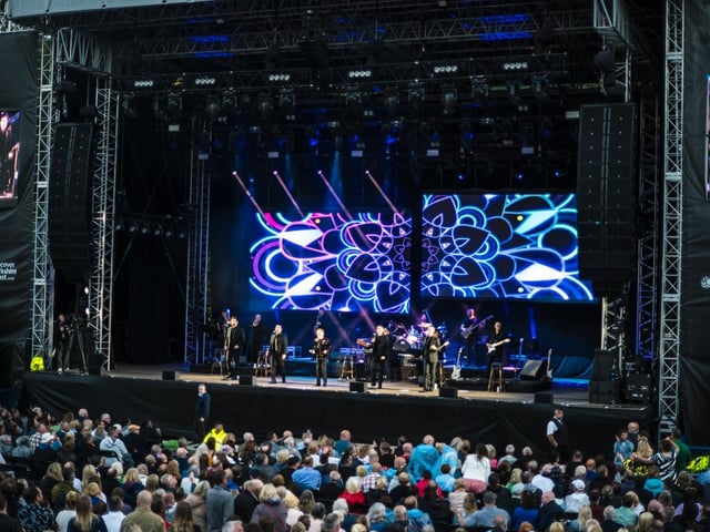 Frankji Valli and the Four Seasons on stage.