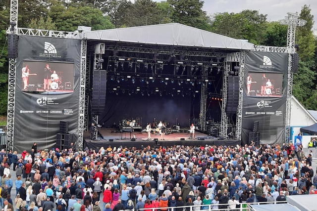 Support act Deco warm up the crowd.