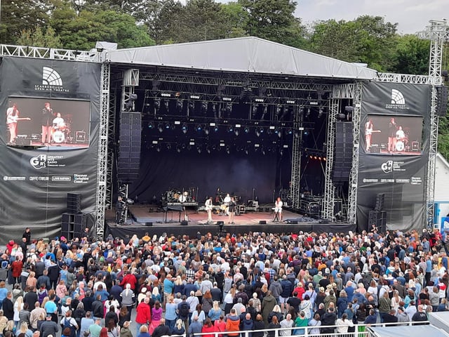 Support act Deco warm up the crowd.