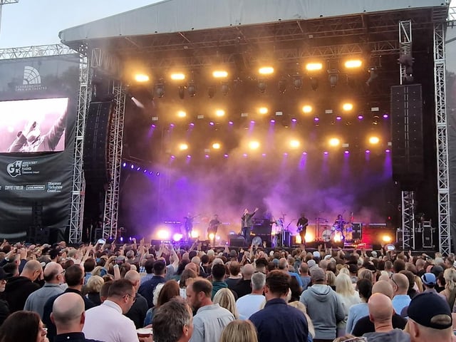 Elbow on stage