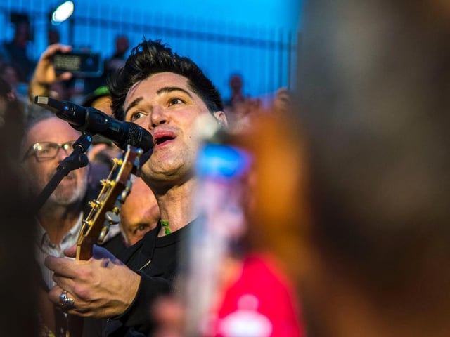 Danny O'Donohue serenades the crowd