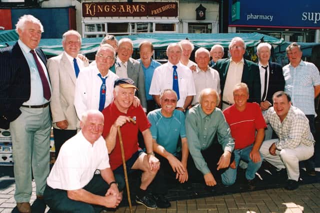 Roger is pictured at the front in this Ex Boxers Association group outside The King’s Arms.