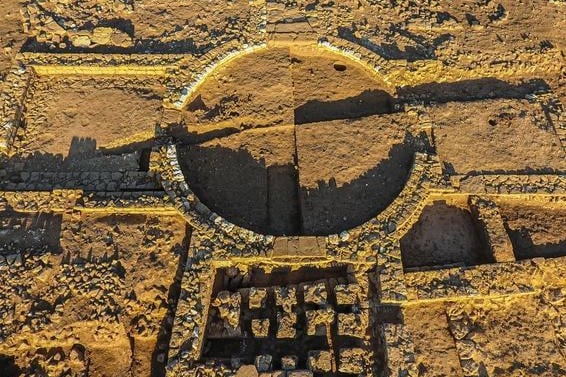 A large complex of buildings have been revealed, including a circular central room with a number of other rooms and a bath-house leading from it.