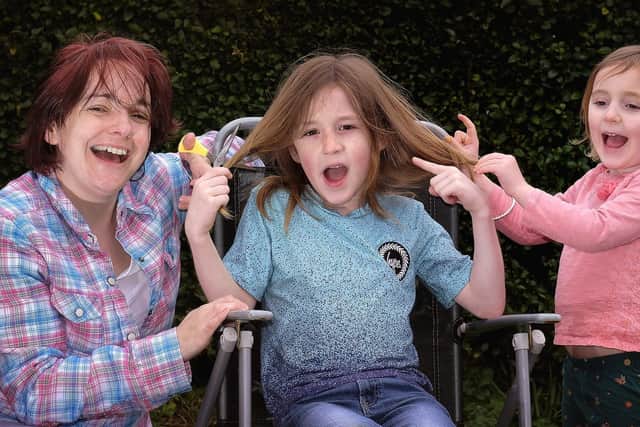Dara with mum Siobhan and sister Oona before the chop...