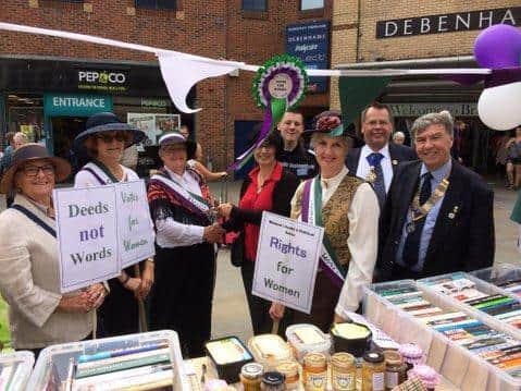 2018 Community Fair – best dressed stall winner Derwent Valley Bridge Community Library receiving their first prize cheque from Mayoress Margaret Plant