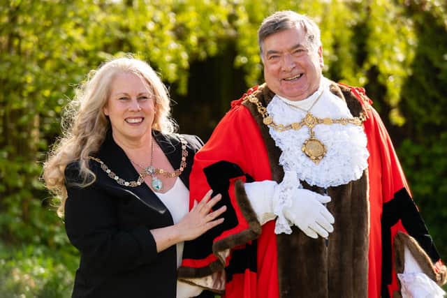 The new borough mayor is sworn in.