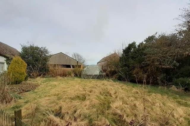 Verwell House Farm includes 1.5 acres and assorted agricultural outbuildings.