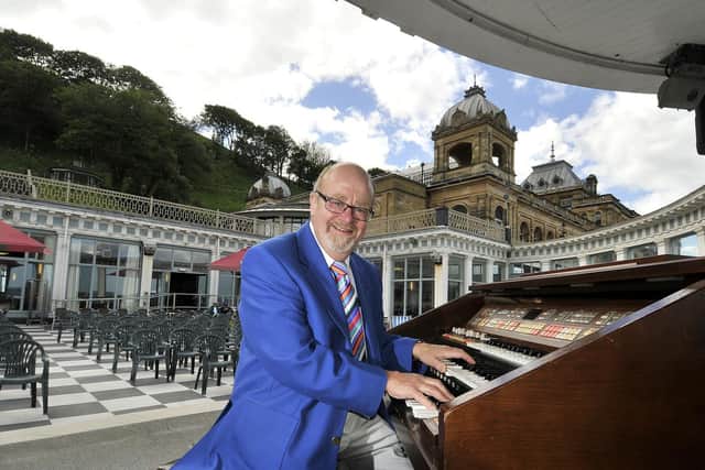 Howard at the keyboards in the Spa Sun Court