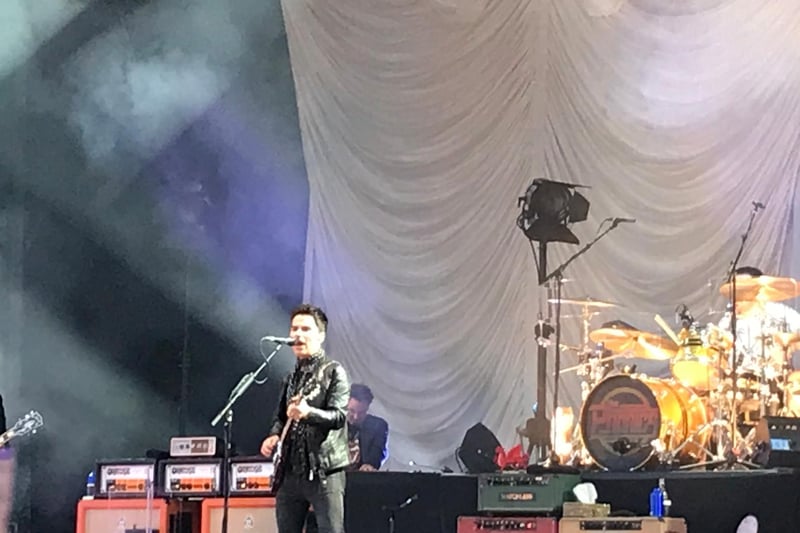 The setlist (follow the captions to see it all): C'est La Vie, I Wanna Get Lost With You, The Bartender and the Thief ...