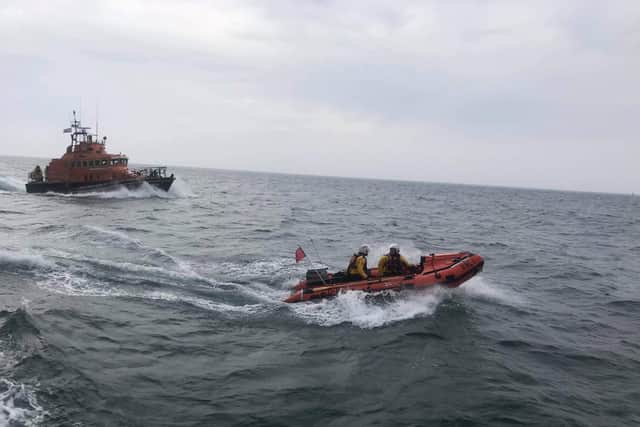 Both lifeboats heading to the scene (photo: Carla Durward)
