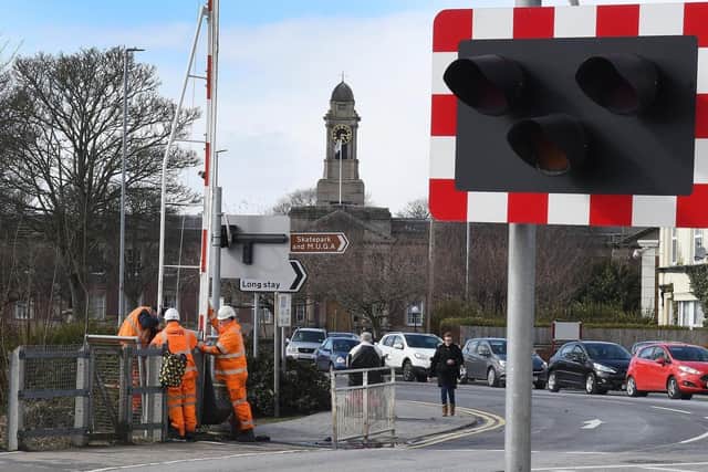 The road closure at the level crossing, which is expected to last around 11 days, is necessary to enable the works to be carried out while ensuring the safety of the public.
