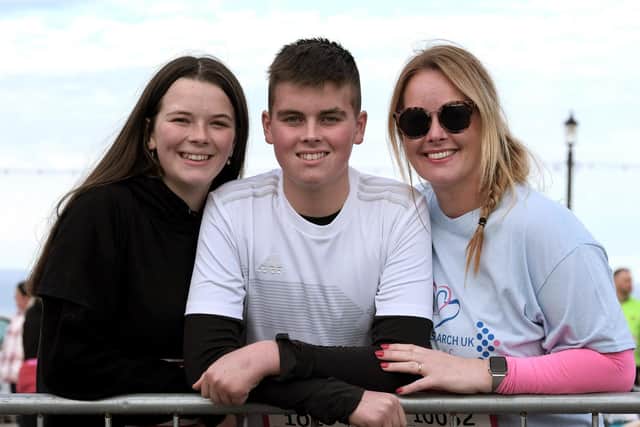 Caitlin, Tiernan and their mum Christina Ingham before the race. (JPI Media/ Richard Ponter)