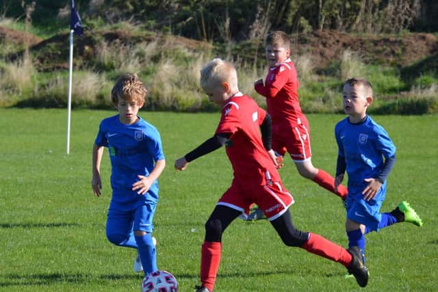 Heslerton Hounds (blue)take on Scarborough Athletic (red)

Photo by Cherie Allardice