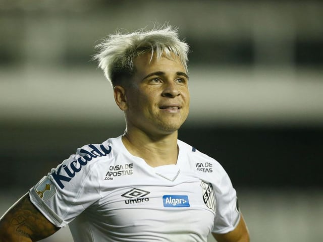Santos midfielder Yeferson Soteldo, linked with Everton in January, dreams of playing for Manchester United and would be willing to sign a lifetime contract with the club. (Gazeta Esportiva)