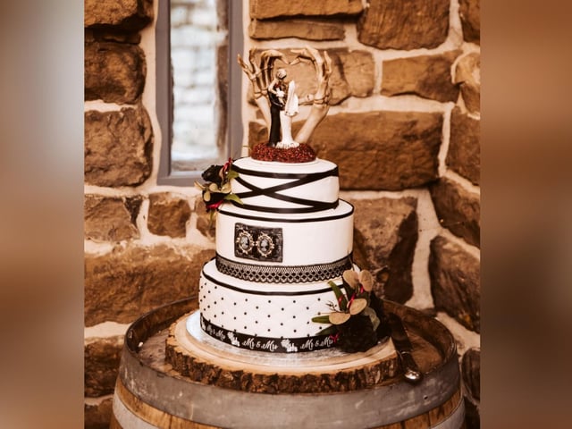 The wonderful wedding cake!