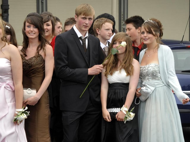 In 2009, which girl got this gallant chap's rose?